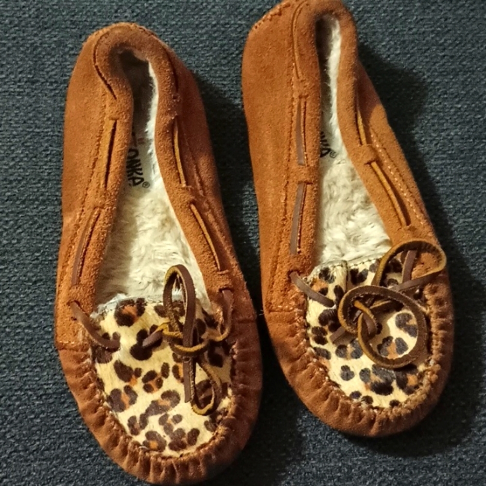 Minnetonka Women’s Size 5 Brown/Leopard Print Leather Fur Lined Slippers EUC